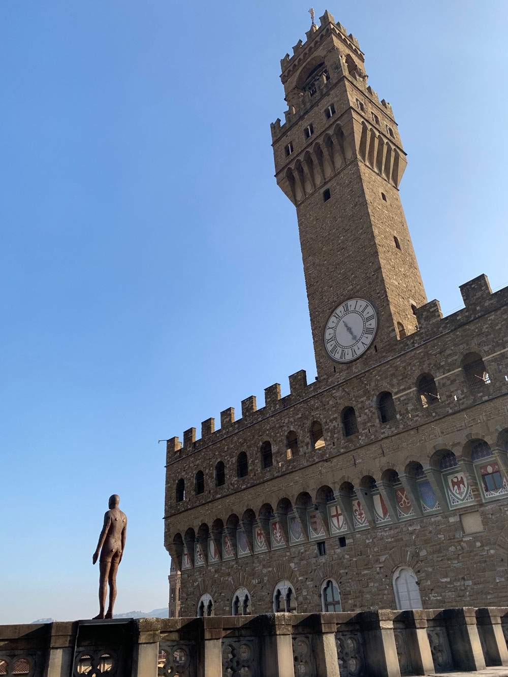 A man standing on the Uffizi terrace: it's Gormley's Event Horizon