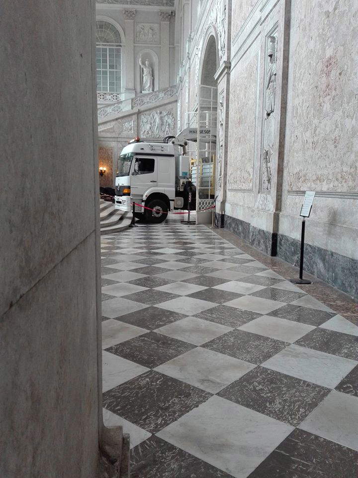 Absurd in Naples: a truck enters and parks itself in the entrance hall of the Royal Palace, climbing over the historic marbles