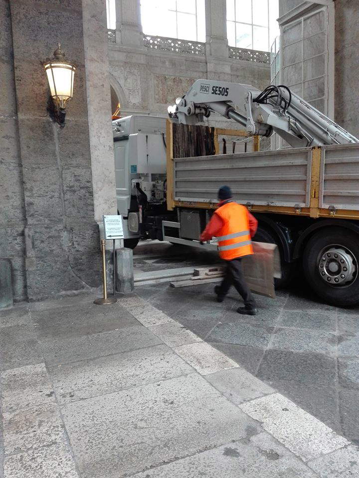 Absurd in Naples: a truck enters and parks itself in the entrance hall of the Royal Palace, climbing over the historic marbles