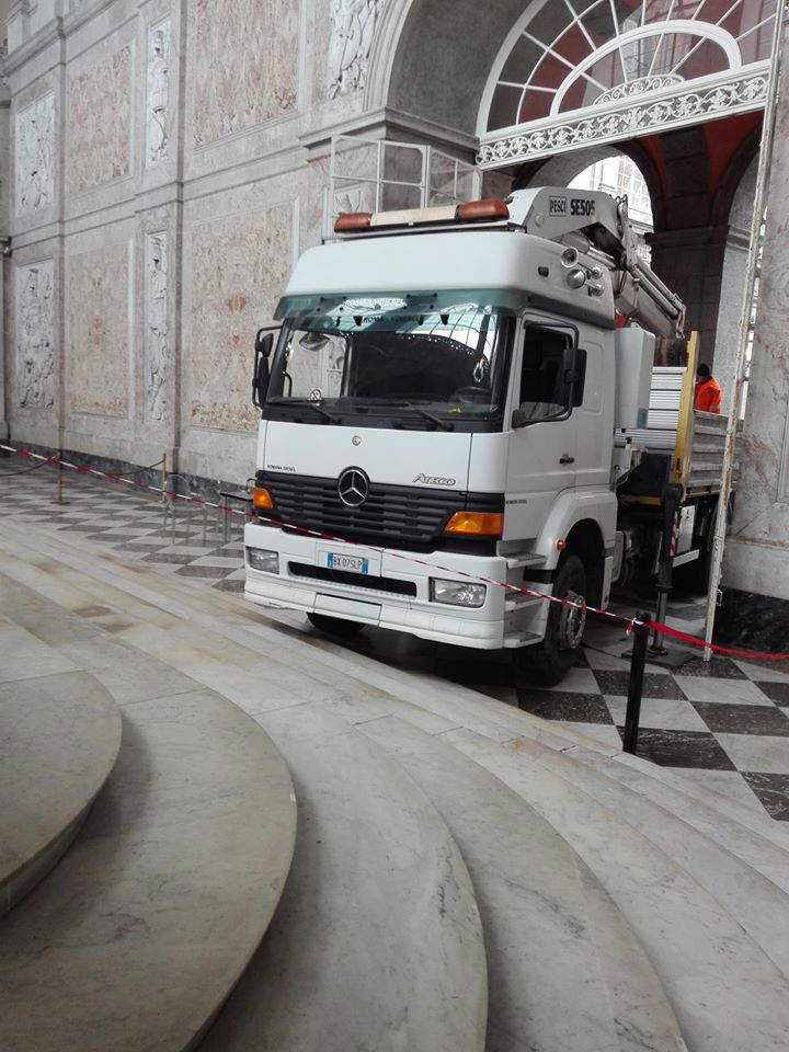 Absurd in Naples: a truck enters and parks itself in the entrance hall of the Royal Palace, climbing over the historic marbles