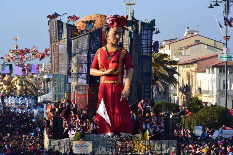 Le carnaval de Viareggio rend hommage à Frida Kahlo avec un char de première classe