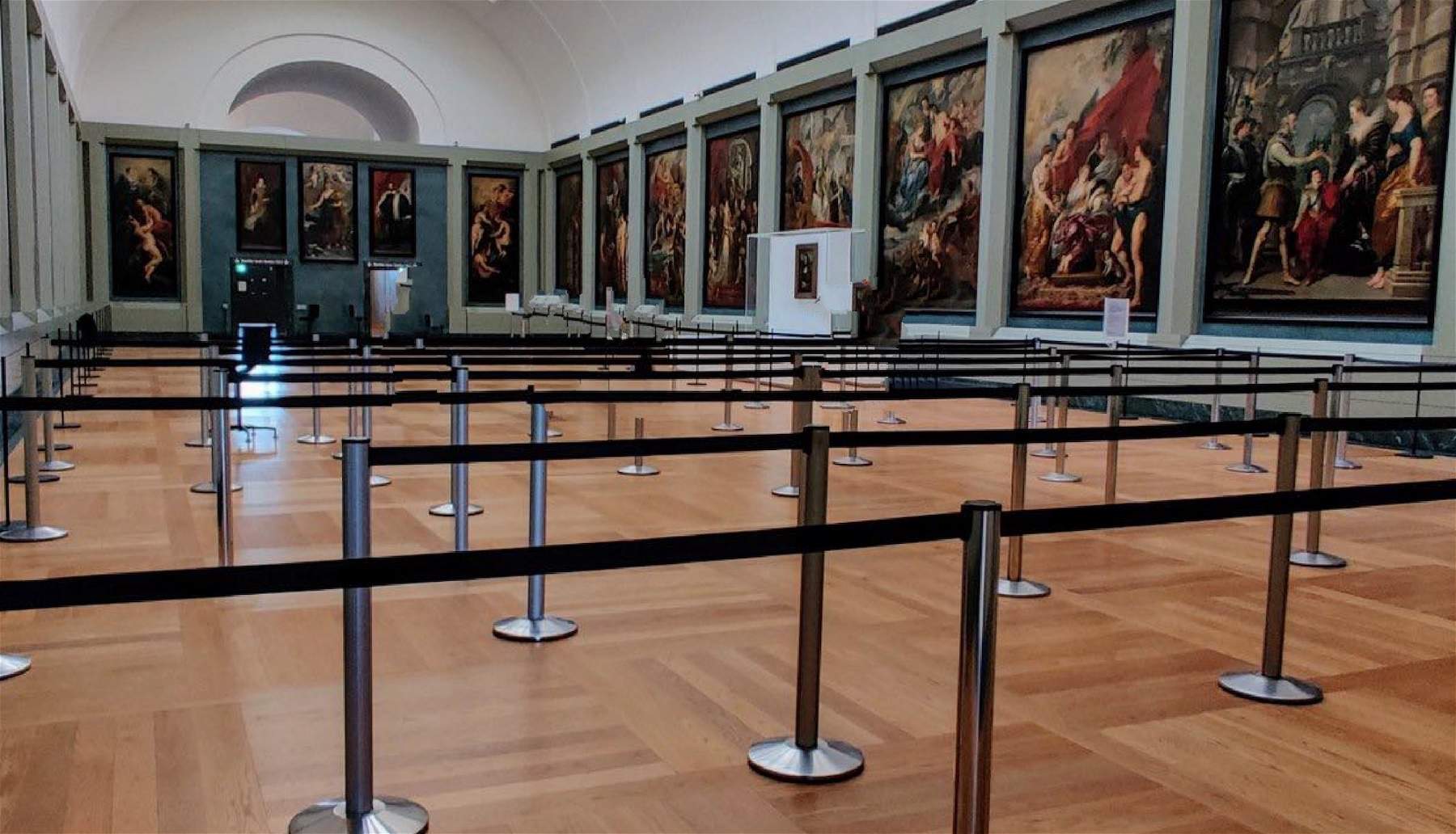 Louvre like Disneyland: queues to see the Mona Lisa take place in a transnational pathway. What about security? 