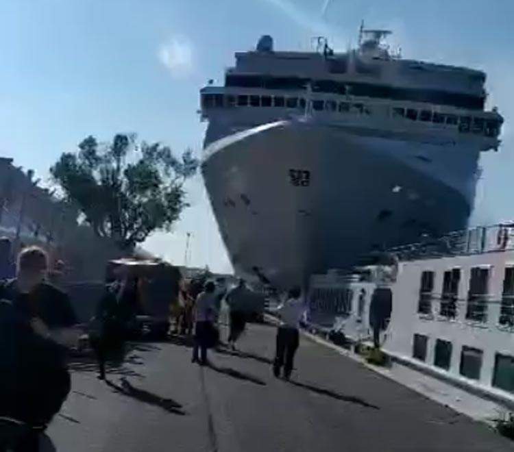 Venezia, incidente nel canale della Giudecca: nave da crociera urta battello, 4 feriti. Il video sui social