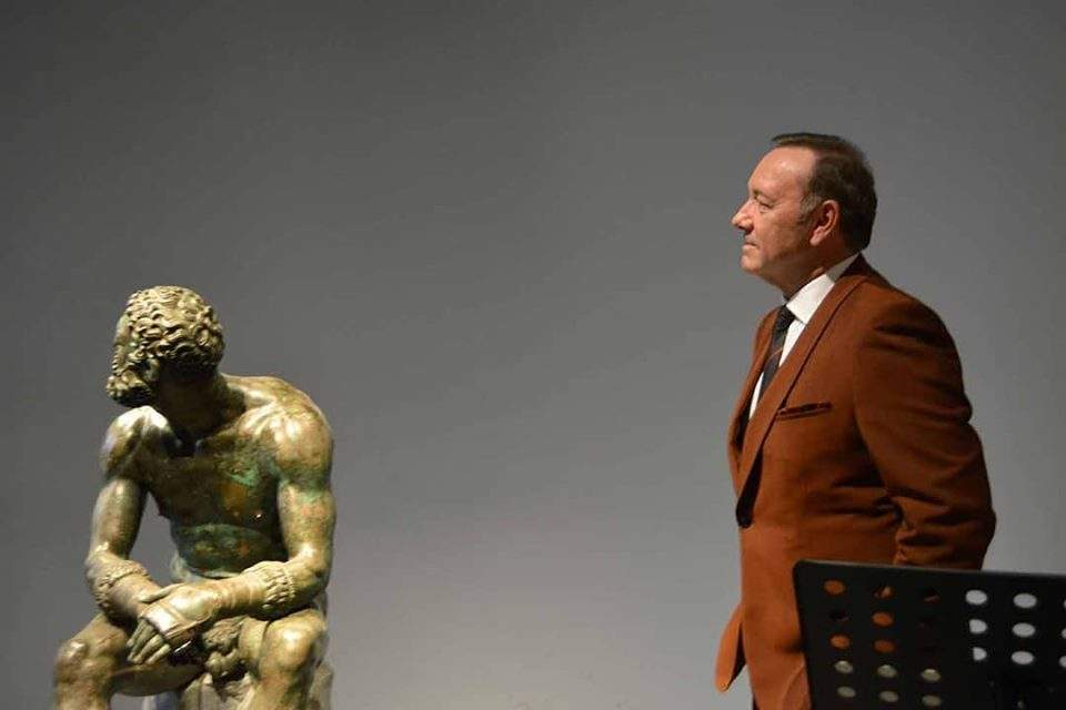 After two years, Kevin Spacey reappears in public in Rome. And he does so alongside the Boxer