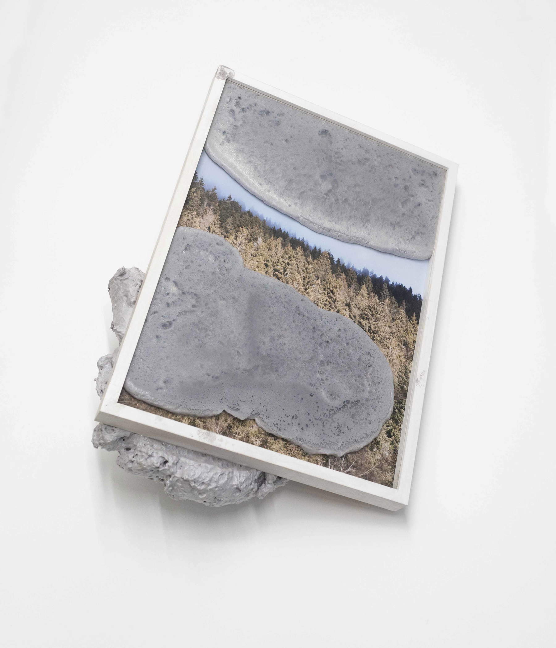 Laura Pugno, Dominante Recessivo 011 (2018; stampa fotografica e poliuretano, 44 x 32 x 19 cm). Courtesy l&rsquo;artista