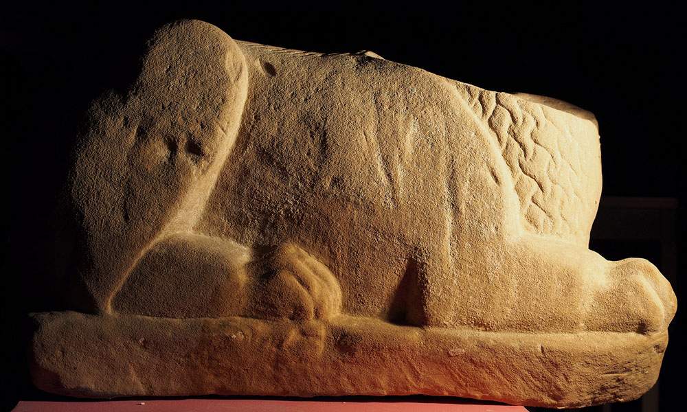 Chantier ouvert au musée archéologique de Bologne pour la restauration d'une rare sculpture funéraire étrusque