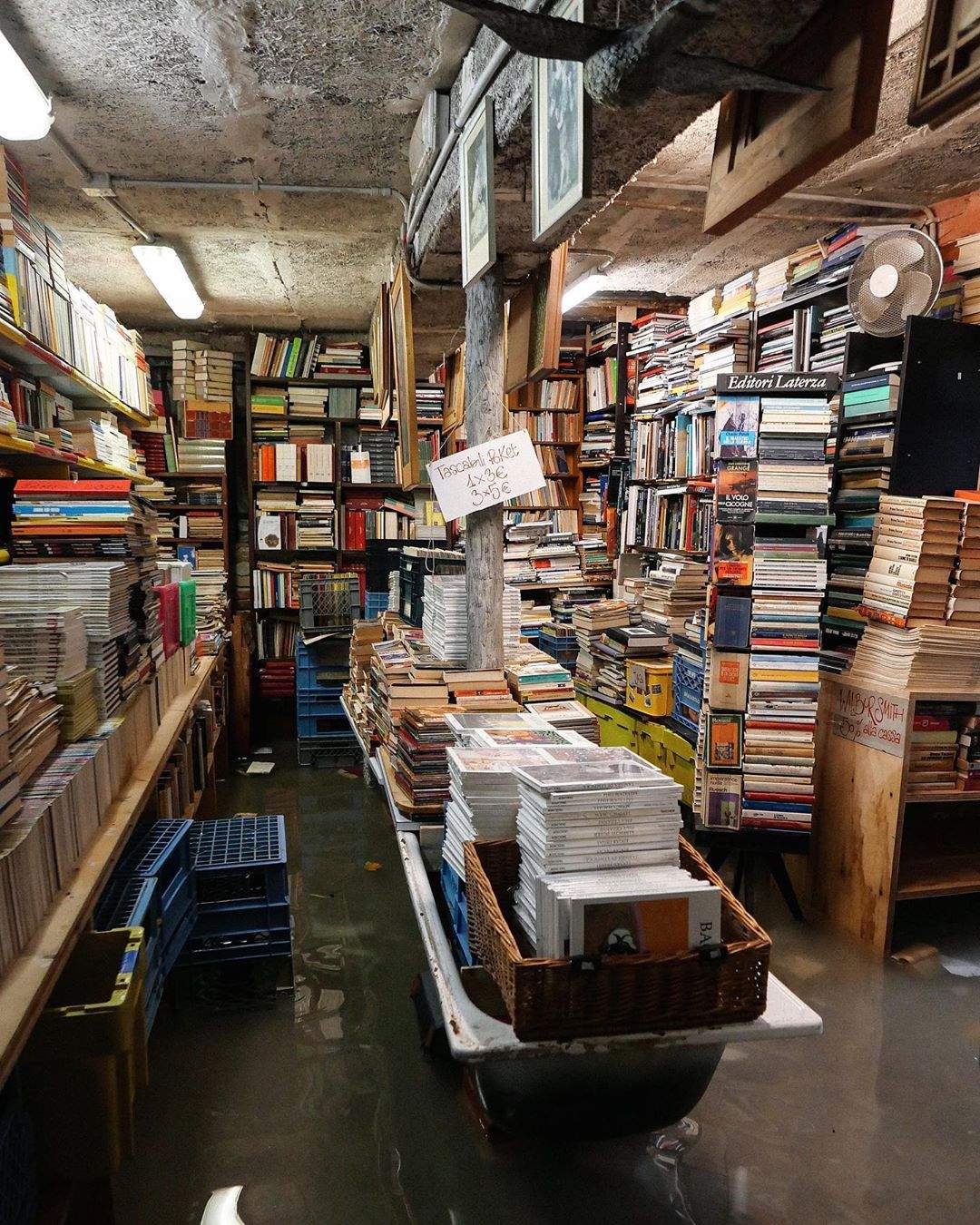 Libreria Acqua Alta di Venezia colpita dalla marea, perse migliaia di libri 