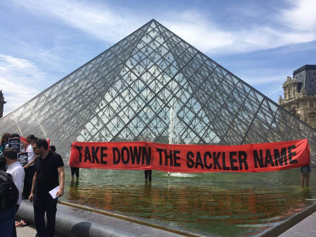 Il donatore è controverso, e il Louvre cancella il suo nome da tutte le pareti e dal sito web