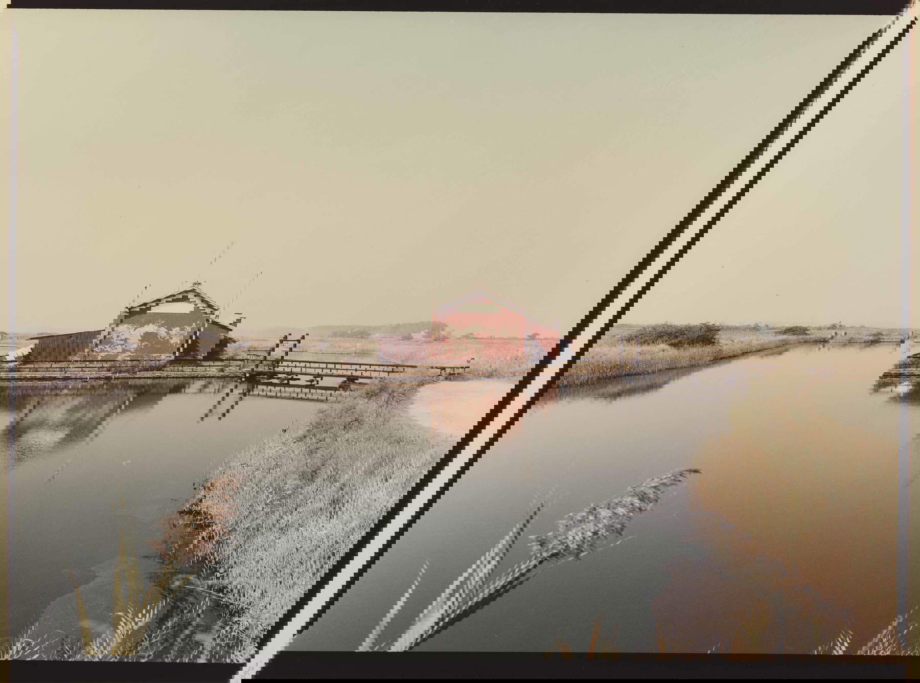 Luigi Ghirri, Delta del Po, dalla serie Strada provinciale delle anime (1989; stampa cromogenica da negativo, 20,2 x 27,2 cm). Courtesy collezione privata, Bologna