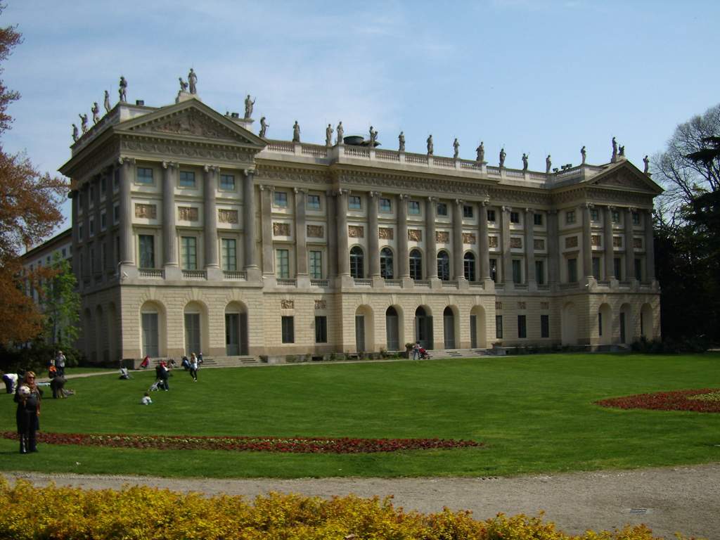Milan, les jardins de la Villa Reale interdits aux adultes. Des gardes arrivent pour contrôler l'accès