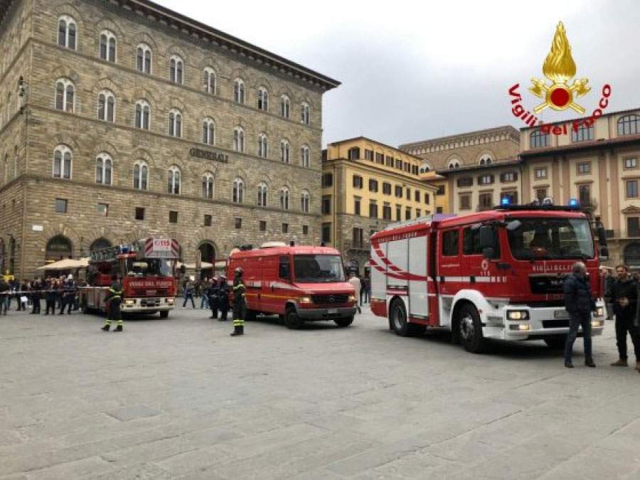 Florence, dangerously balances on Uffizi terrace: I did it to be famous