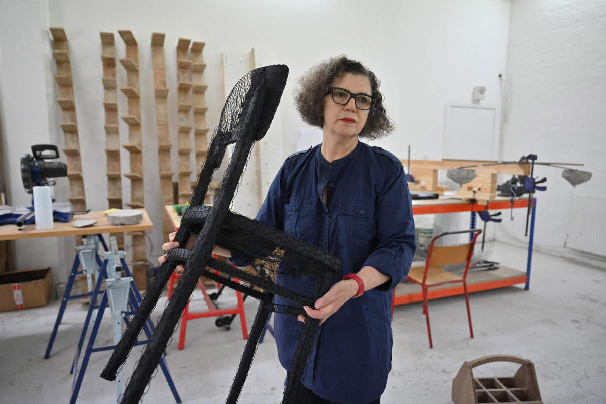 Mona Hatoum in ihrem Atelier in London. Ph. Kredit © Japanische Kunstvereinigung / The Sankei Shimbun Mona Hatoum in ihrem Atelier in London. Ph. Kredit © Japanische Kunstvereinigung / The Sankei Shimbun
