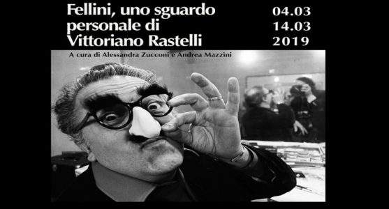Federico Fellini nell'obiettivo (confidenziale) di Vittoriano Rastelli alla Casa del Cinema