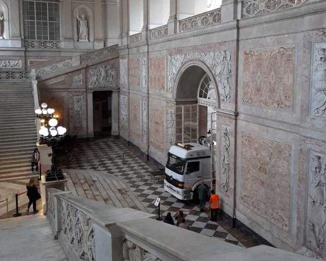 Absurde à Naples : un camion entre et se gare dans le hall d'entrée du Palais Royal, escaladant les marbres