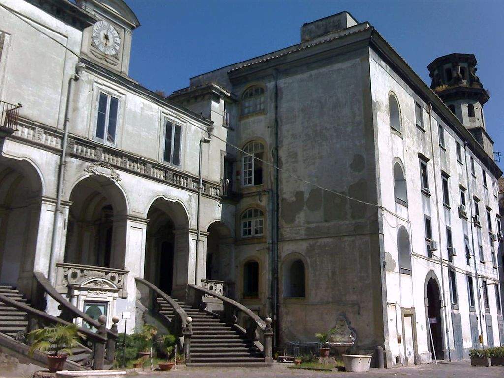 Napoli, nuove crepe al complesso degli Incurabili: evacuati l'ospedale e un palazzo adiacente