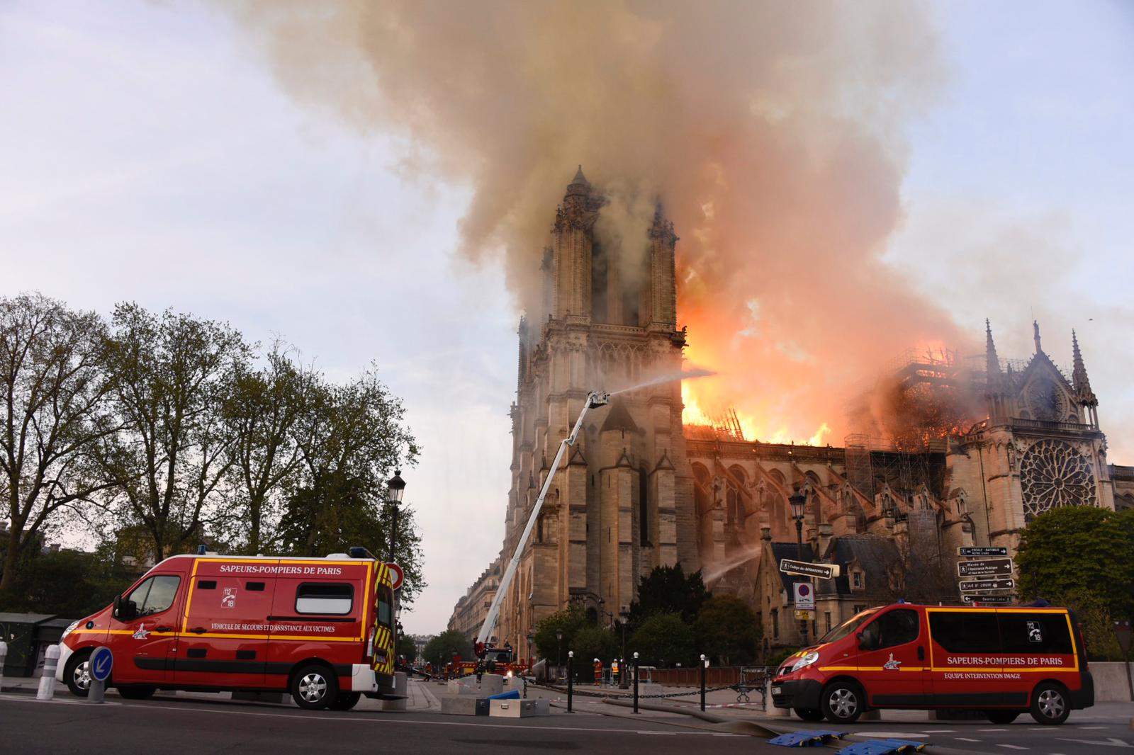 Paris, Notre-Dame brûle : un gigantesque incendie ravage la cathédrale, la flèche s'effondre. Vidéo en direct