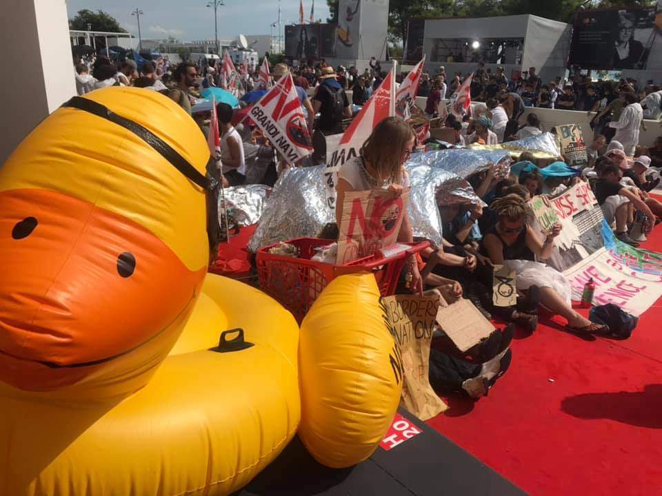 Venise, des activistes occupent le tapis rouge pour dénoncer l'urgence climatique. Mick Jagger : 