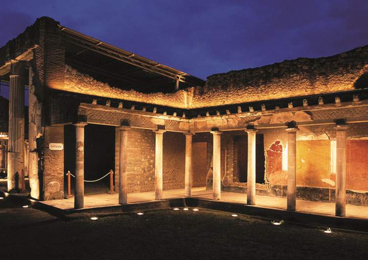 Night walks at Vesuvian archaeological sites return