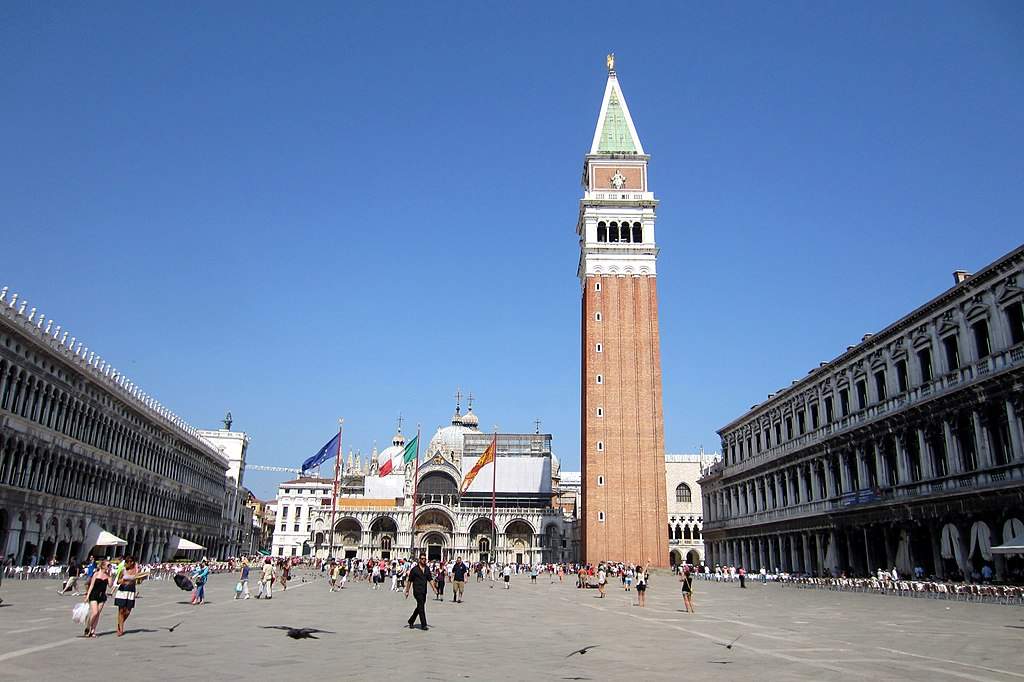 Venise, les magasins des quartiers de San Marco et du Rialto ne peuvent désormais présenter que des marchandises de qualité.