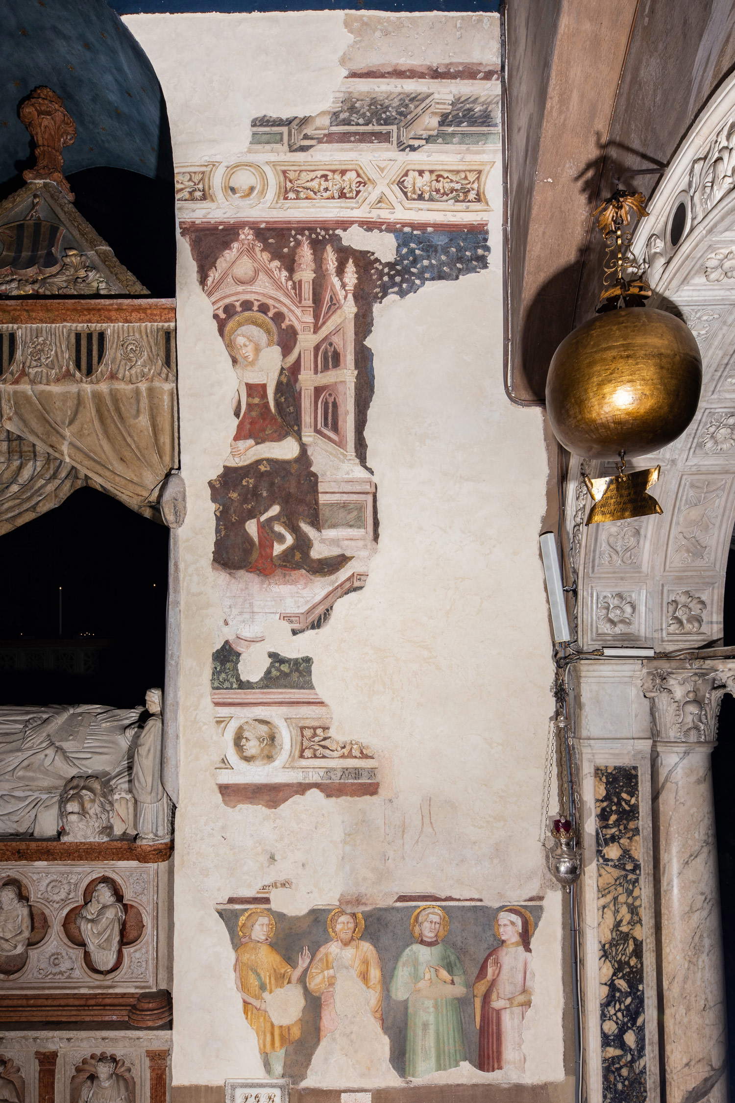 La parete con gli affreschi La parete con gli affreschi