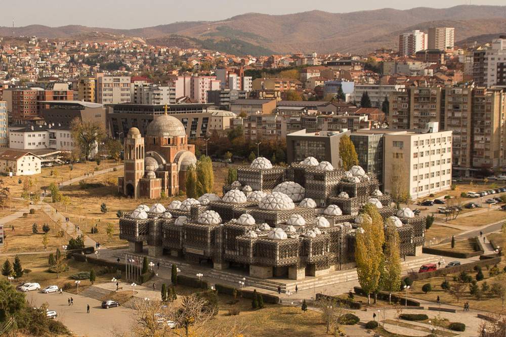 La quatorzième édition de Manifesta se tiendra au Kosovo : en 2022, la grande biennale européenne d'art se tiendra à Pristina. 