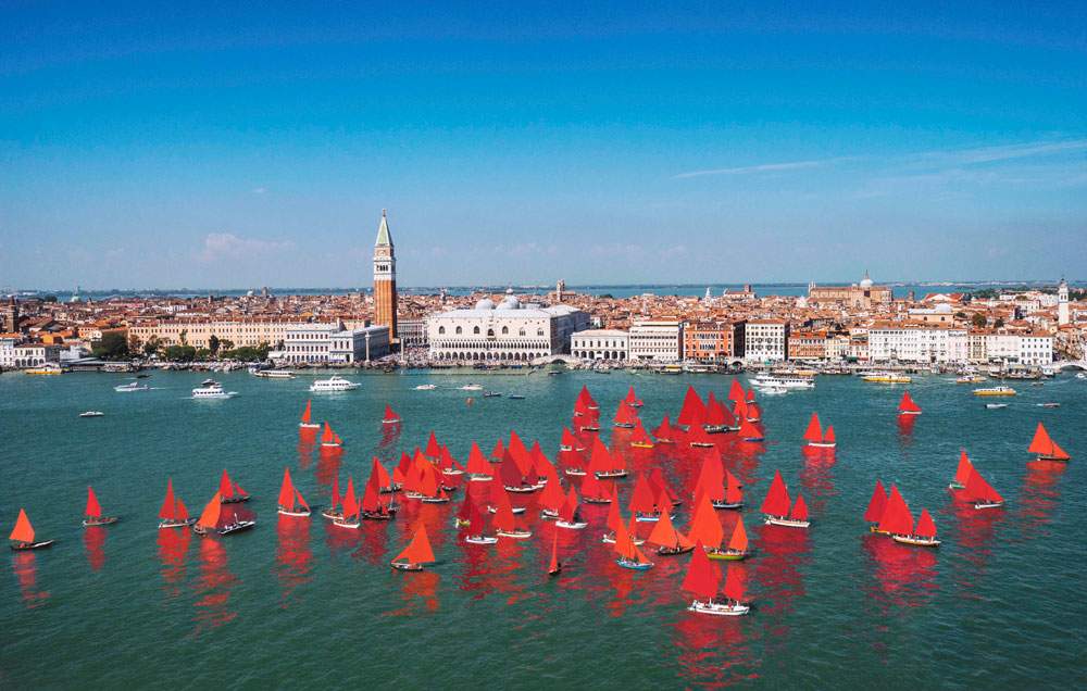 Grand succès pour la Régate Rouge à Venise. Prochaine représentation sur l'eau le 15 septembre