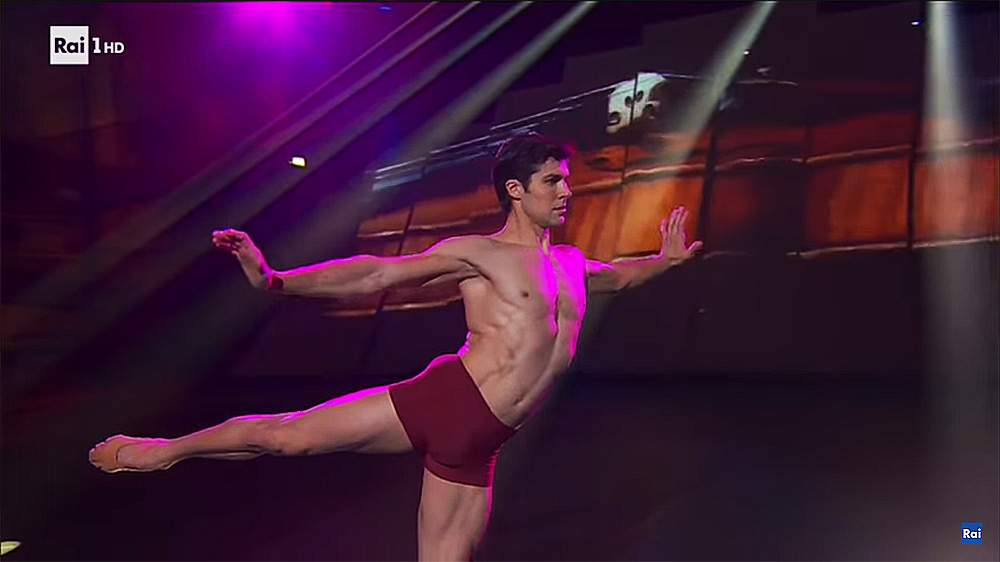 Roberto Bolle pays tribute to the victims of the Morandi Bridge by dancing to the notes of Paganini's violin. The video