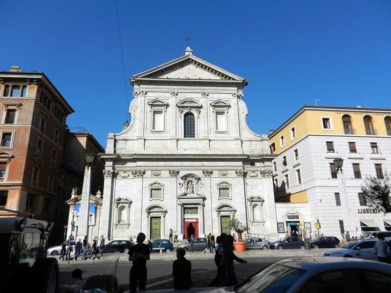 Rome, des fondamentalistes catholiques volent la statue de la pachamama de Santa Maria in Traspontina et la jettent dans le Tibre