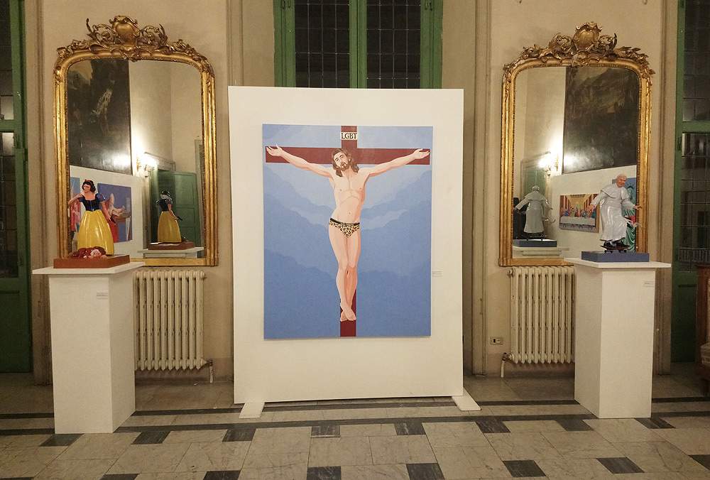 Massa, mostra di Veneziano col Cristo gay fa saltare l'assessore alla cultura. Il sindaco: “Ha offeso i cattolici”