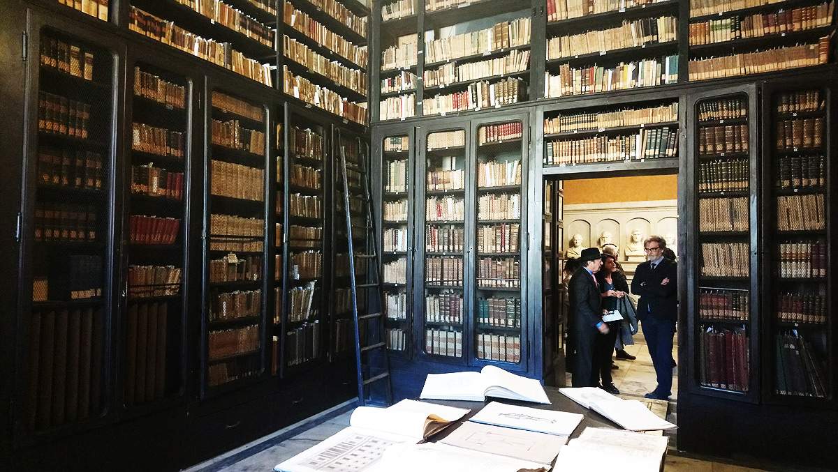 A new museum tour dedicated to books. The Academy of Carrara exhibits the Antique Fund