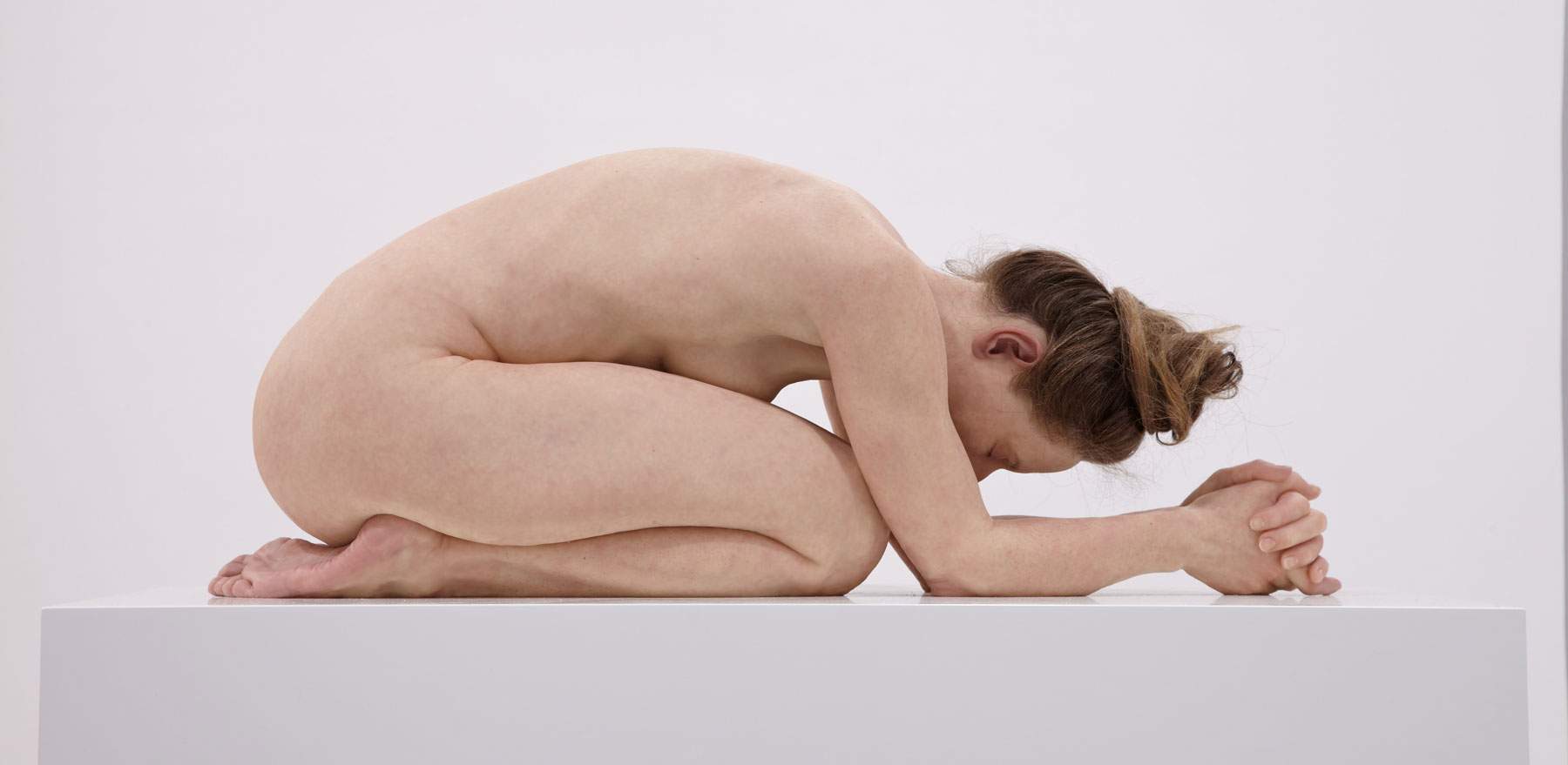 Questi corpi... non sono corpi, ma statue. In Belgio una grande mostra di scultura iperrealista