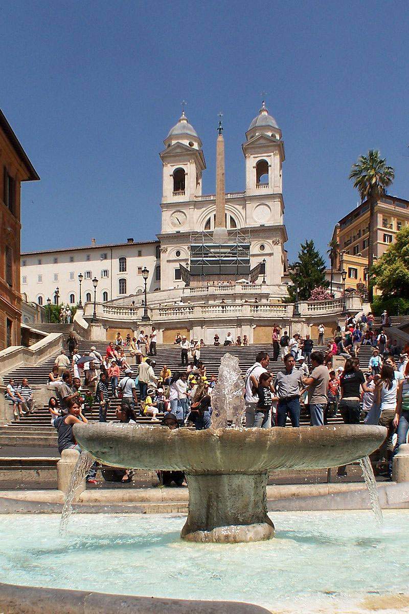 Rome : il est interdit de s'asseoir et de s'allonger sur la Place d'Espagne