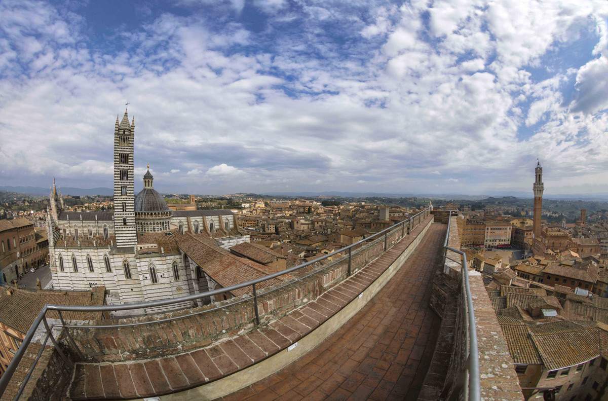 Sienne, ouverture extraordinaire de la Facciatone del Duomo Nuovo : la ville est visible d'en haut même au petit matin. 