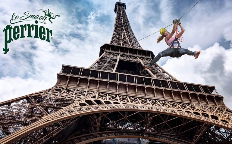 La Torre Eiffel diventa un parco giochi: fino al 2 giugno ci si può lanciare dalla torre tramite volo con la fune