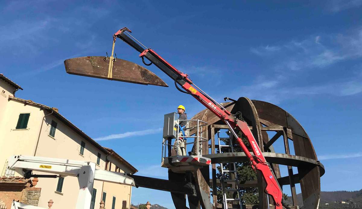 Vinci, restoration begins on Mario Ceroli's Man of Vinci. The large sculpture disassembled 