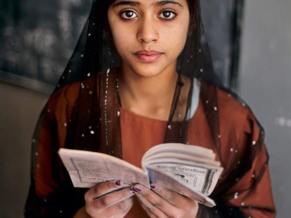 Reading, Steve McCurry's exhibition dedicated to books, comes to the Galleria Estense in Modena