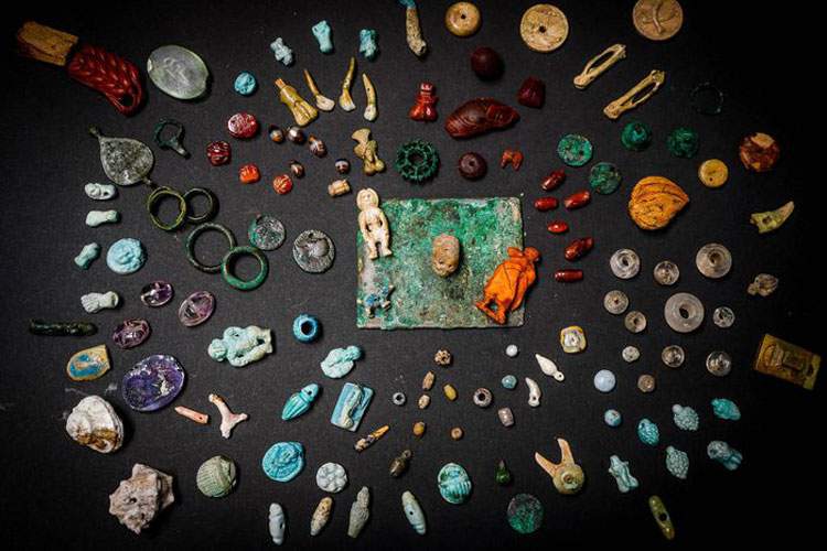 Coffret contenant des amulettes et des pierres précieuses découvert à Pompéi. Il pourrait appartenir à une sorcière