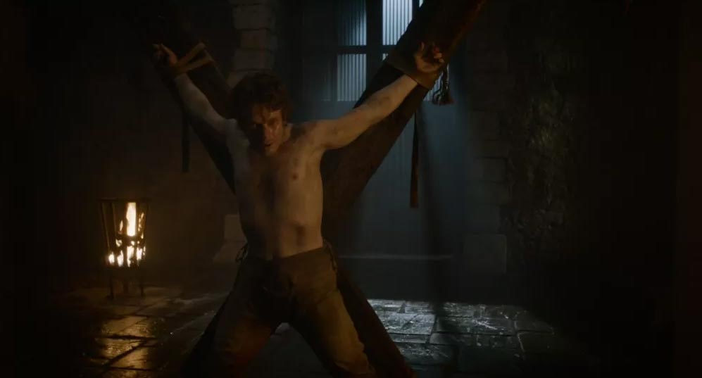 Theon Greyjoy atado a la cruz decusada