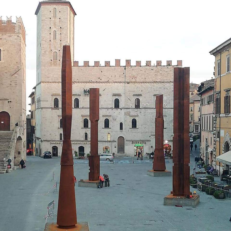 Todi, les colonnes de Beverly Pepper installées sur la Piazza del Popolo