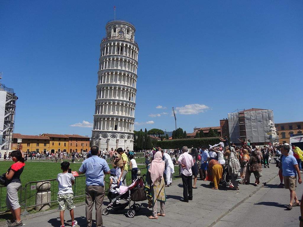 They carve their names on the marbles of the Tower of Pisa: two tourists arrested