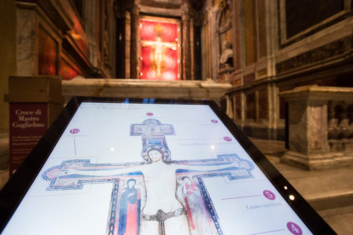 Voici le guide numérique pour découvrir la Croix de Guglielmo à Sarzana, la première croix datée de l'histoire de l'art.