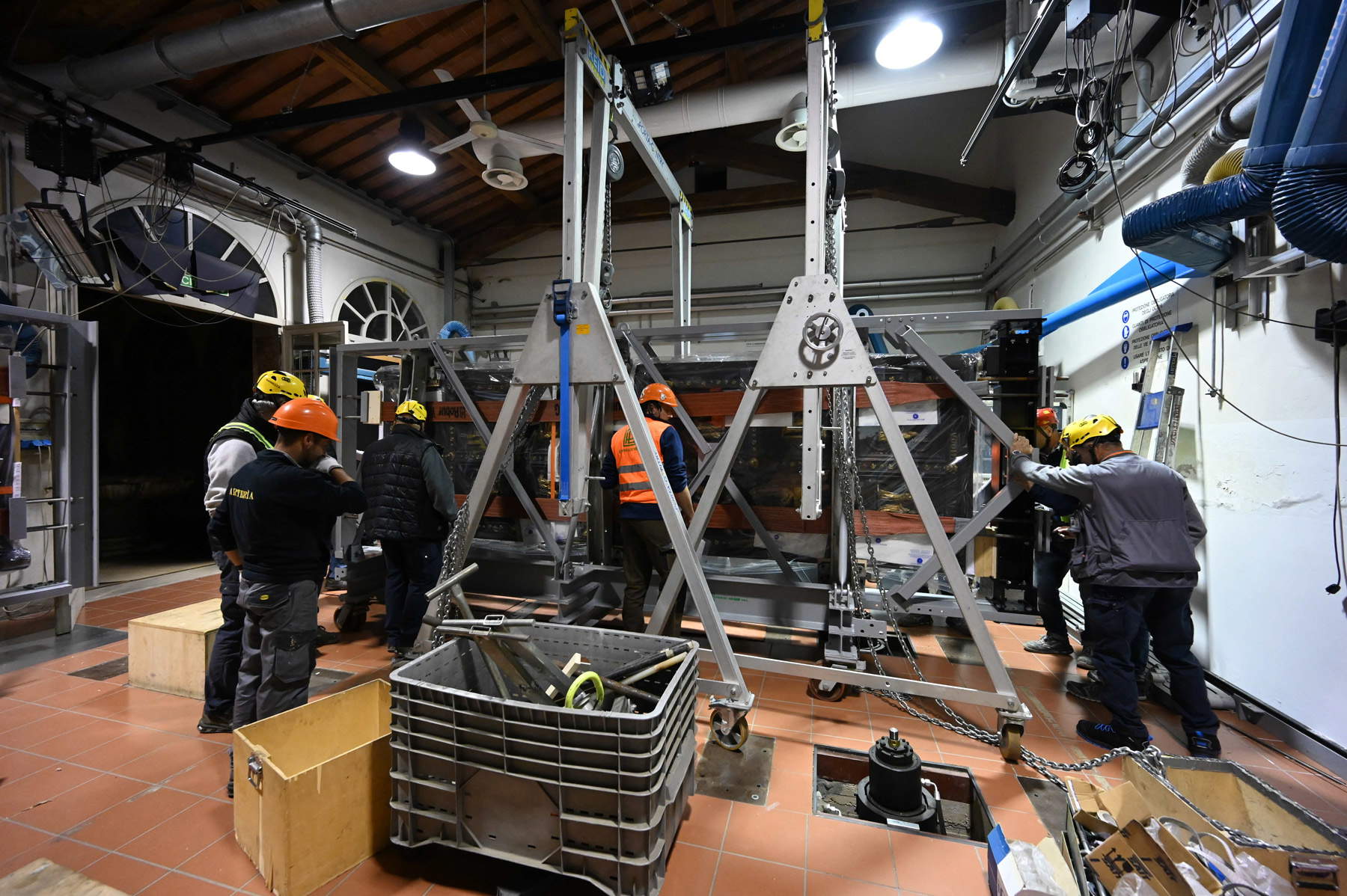 Florence, the spectacular images of the transport of the restored South Gate of the Baptistery