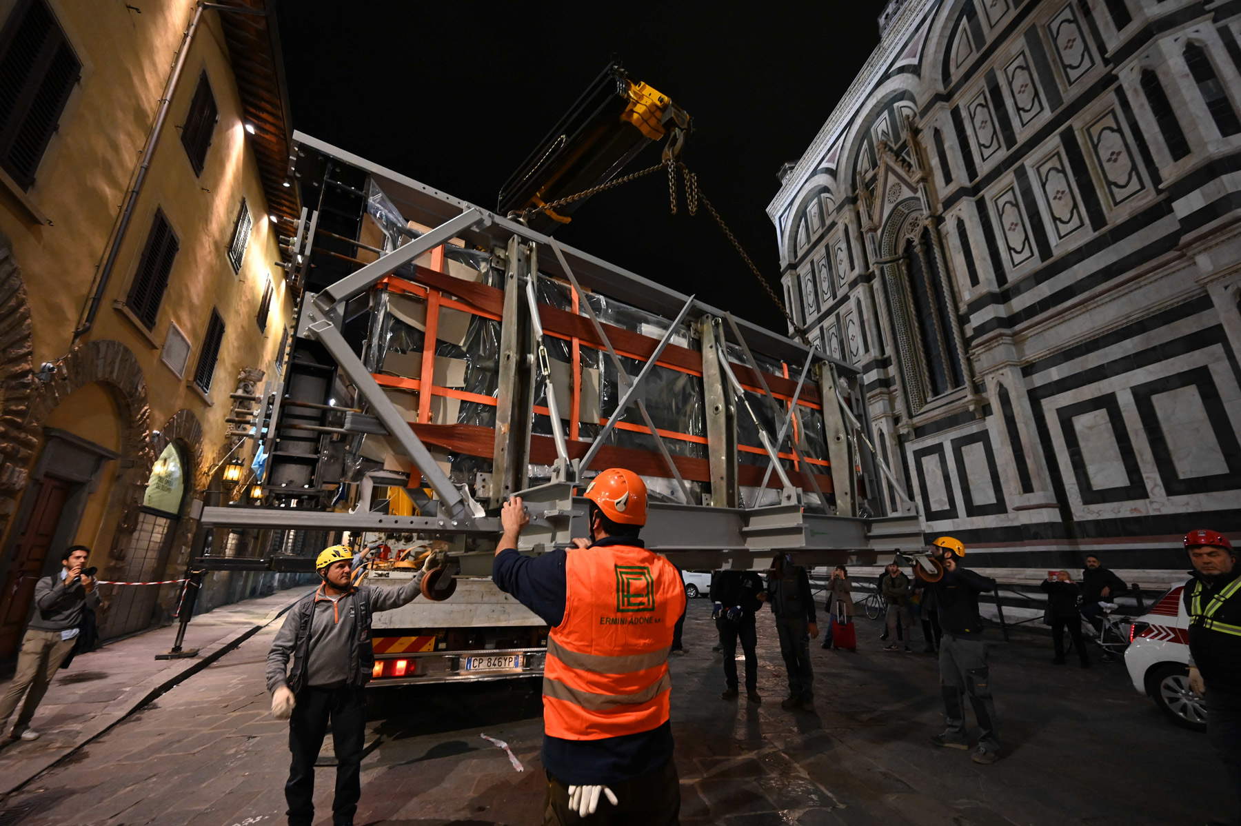 Florence, the spectacular images of the transport of the restored South Gate of the Baptistery