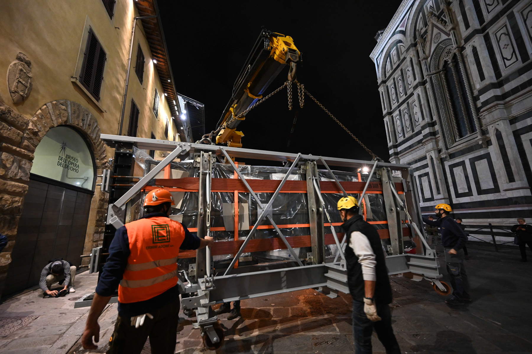 Florence, the spectacular images of the transport of the restored South Gate of the Baptistery