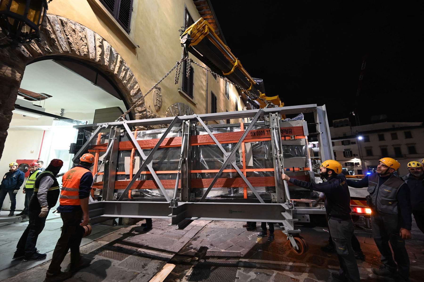 Florence, the spectacular images of the transport of the restored South Gate of the Baptistery
