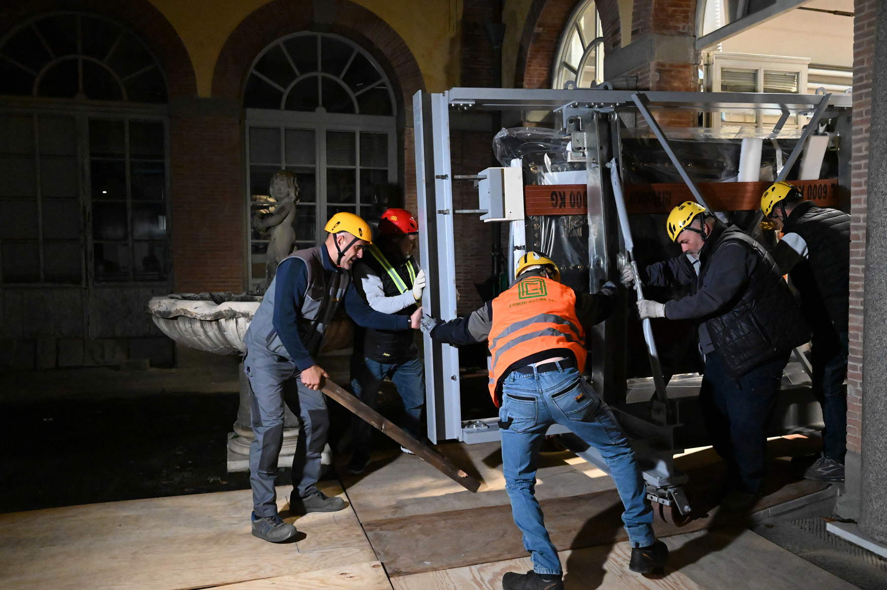 Florence, the spectacular images of the transport of the restored South Gate of the Baptistery