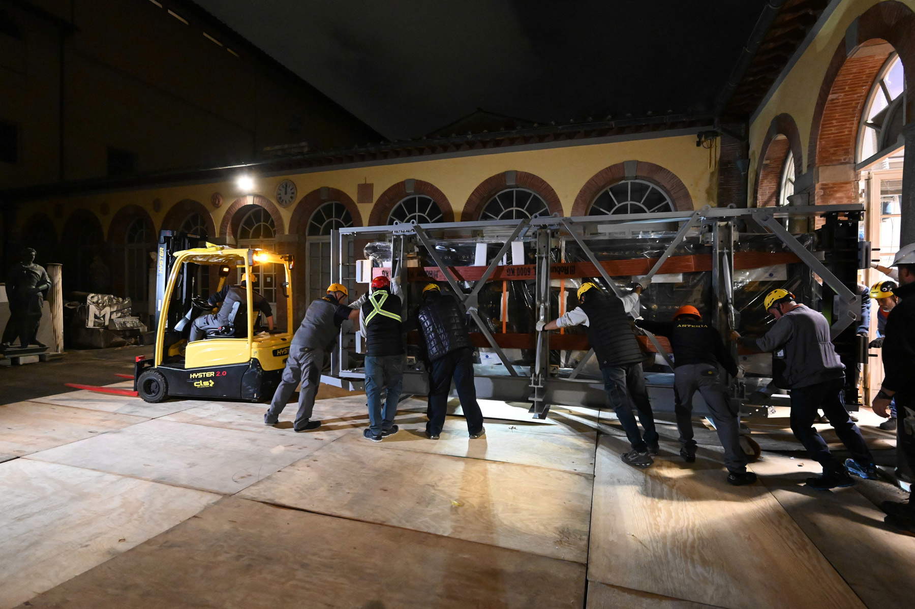Florence, the spectacular images of the transport of the restored South Gate of the Baptistery