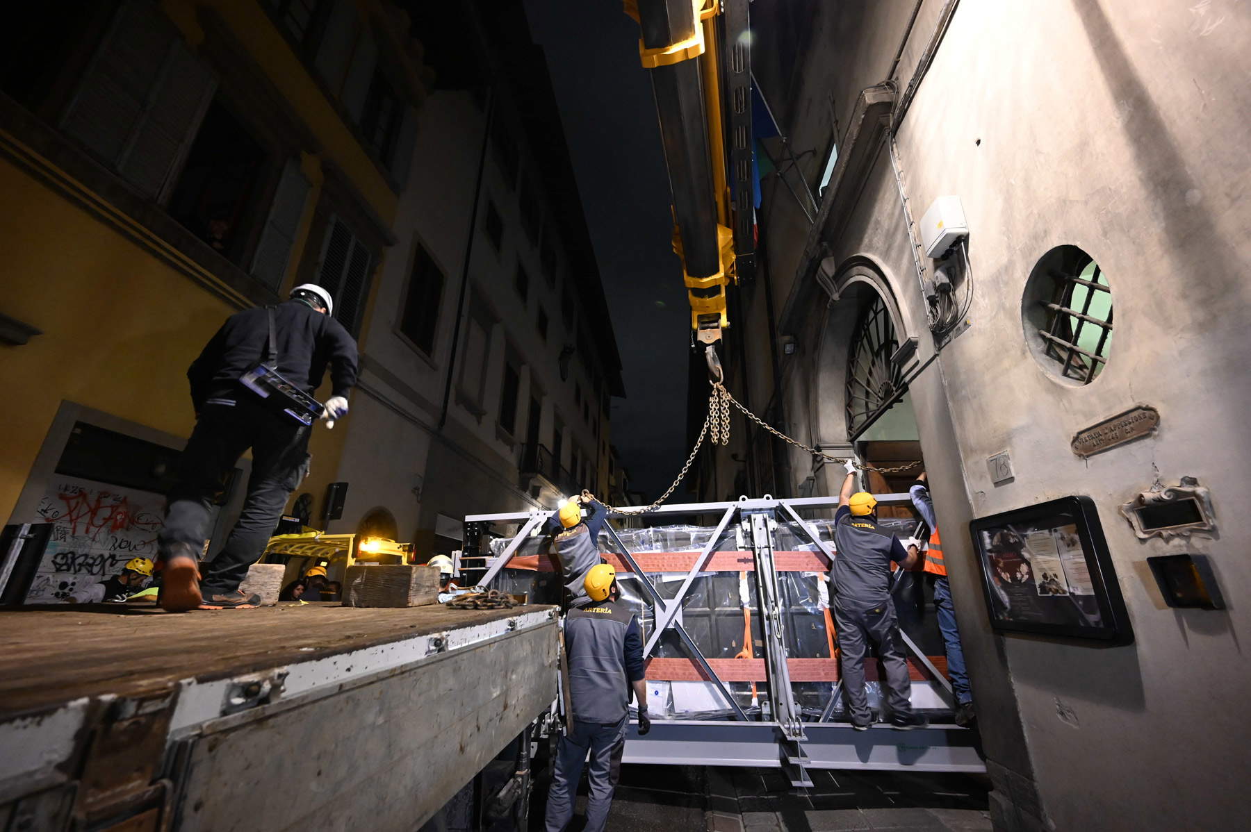 Florence, the spectacular images of the transport of the restored South Gate of the Baptistery