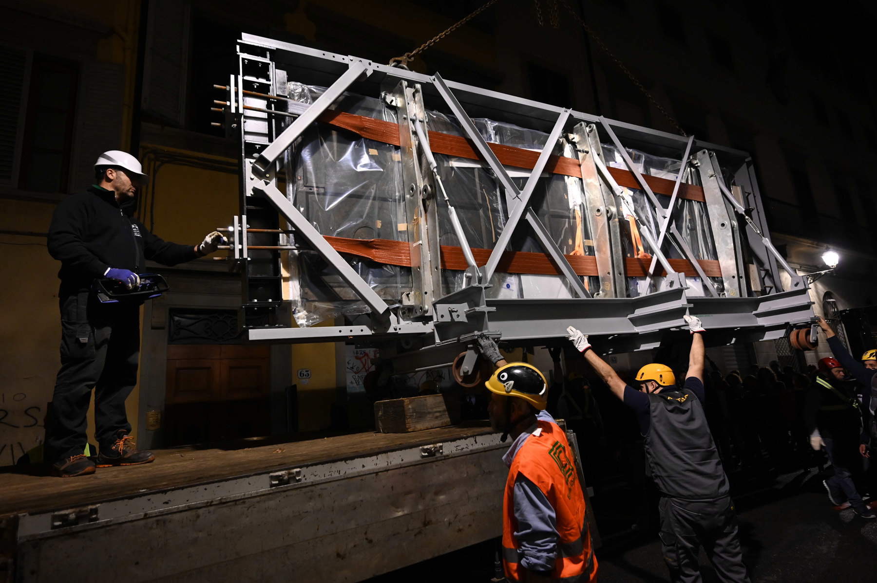 Florence, the spectacular images of the transport of the restored South Gate of the Baptistery