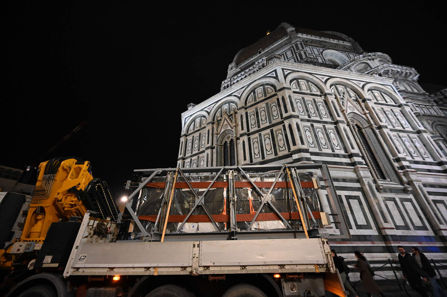 Florence, the spectacular images of the transport of the restored South Gate of the Baptistery